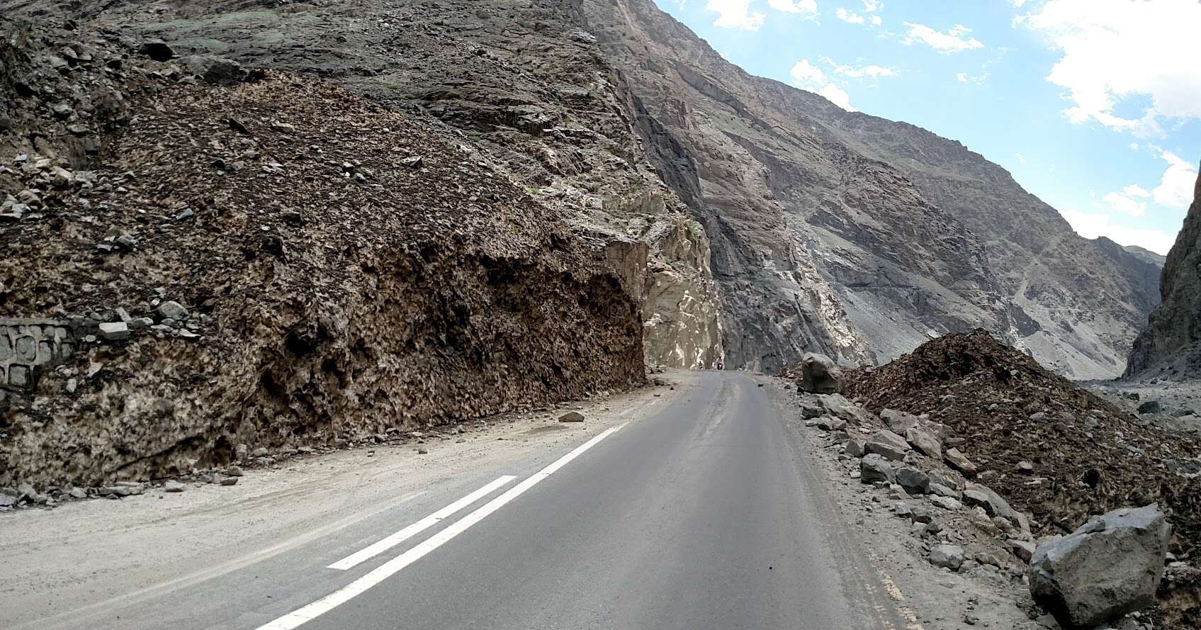 The glacier on the road near Hunza.