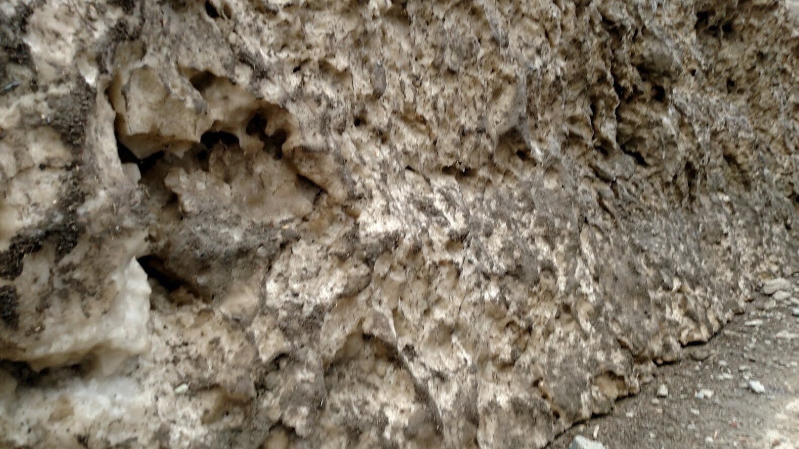 The glacier on the road near Hunza.